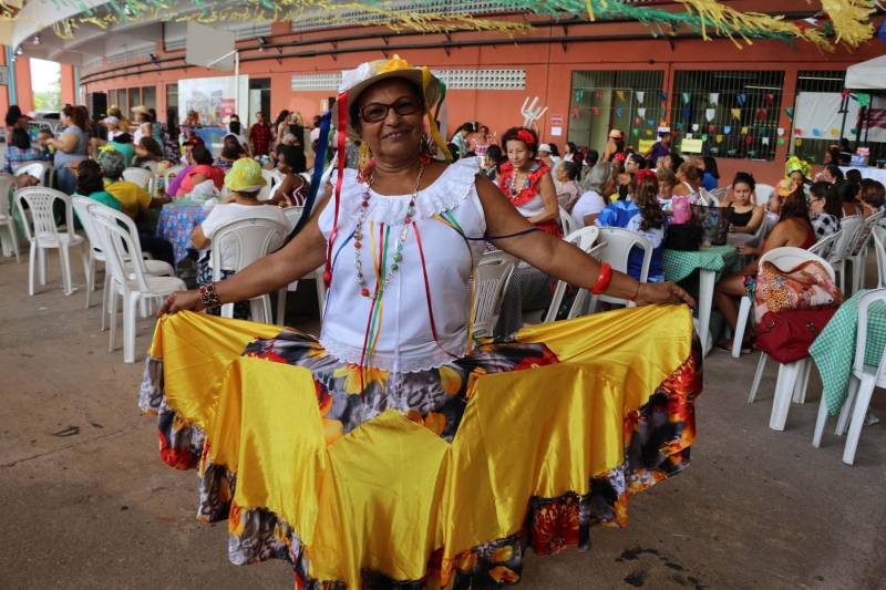 Cerca de 400 idosos, trajando as vestes típicas da época junina, participaram do 19º “Arraiá”, que integra o Projeto Vida Ativa na Terceira Idade, nesta terça-feira (26), no Estádio Olímpico do Pará, o Mangueirão, em Belém. O momento mais esperado da festa foi o concurso de Miss Caipira 2018. Conceição Albuquerque, com o traje “Miss Copa do Mundo”, foi a vencedora desta edição. A festa junina contou com apresentação de quadrilhas de entidades de assistência à pessoa idosa e muitas brincadeiras da quadra junina, além da cantora Suanny Batidão. Com a roupa nas cores verde e amarela, Conceição Albuquerque, candidata do núcleo do projeto que funciona na Tuna Luso Brasileira, apostou na junção do tema junino com a mais importante competição de futebol – a Copa do Mundo, na Rússia. A ganhadora participou ao lado de cinco candidatas e conquistou os jurados, que avaliaram coreografia, simpatia e traje. Emocionada, a vencedora recebeu a faixa das mãos de Marlene da Silva, a miss de 2017. Na foto, dona Rosa Maria, 63 anos, do núcleo da Asalp (Associação dos Servidores da Assembleia Legislativa do Pará).
FOTO: ADRIANA PINTO / ASCOM SEEL
DATA: 26.06.2018
BELÉM - PARÁ <div class='credito_fotos'>Foto: ADRIANA PINTO / ASCOM SEEL | <a href='/midias/2018/originais/f966134a-4c0d-4a14-ba1d-3b6b184ca4db.jpg' download><i class='fa-solid fa-download'></i> Download</a></div>