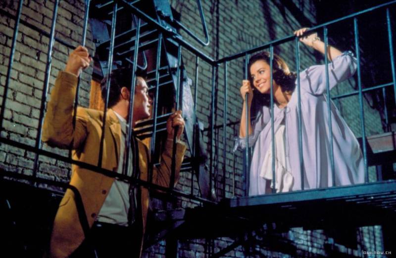 A Sessão Cult do Cine Líbero Luxardo, da Fundação Cultural do Pará (FCP), exibe neste sábado (10), às 14h45, o filme “Amor, Sublime Amor” (foto). Após a exibição haverá um debate coordenado por Marco Antônio Moreira, presidente da Associação de Críticos de Cinema do Pará (ACCPA). A entrada é franca. O musical, inspirado em uma obra de William Shakespeare, mostra a história transportada para a Nova York dos anos 50. Duas gangues rivais, os Jets e os Sharks, estão em luta. No meio desta guerra surge um romance fadado à tragédia entre Tony (Richard Beymer), ex-líder dos Jets, e Maria (Natalie Wood), irmã do líder dos Sharks.
FOTO: DIVULGAÇÃO
DATA: 10.11.2018
BELÉM - PARÁ <div class='credito_fotos'>Foto: Divulgação | <a href='/midias/2018/originais/f966ade6-510c-4a9a-bd5c-e641f0426fb4.jpg' download><i class='fa-solid fa-download'></i> Download</a></div>