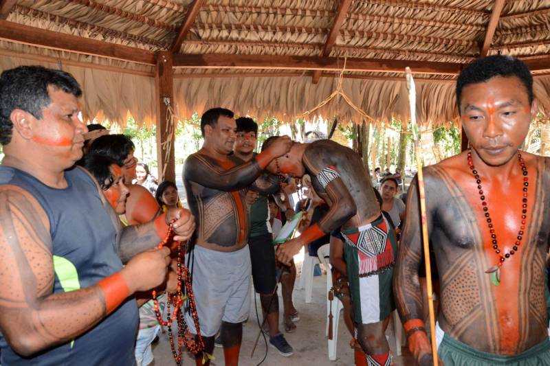 O que motiva um grupo de jovens indígenas da nação indígena Gavião, a concluir o Ensino Médio sem sair da aldeia, localizada no município Bom Jesus do Tocantins, na região sudeste do Estado? A escola construída dentro da reserva, em forma de maloca, com toda natureza ao redor, foi determinante para manter o foco dos alunos do Mundiar nos estudos. Mas a professora, algumas vezes, preferiu levar a aula para o meio da plantação ou para a beira do rio. Uma atitude pedagógica com elevado significado. A estratégia de relacionar o conteúdo da proposta na Matriz Curricular à realidade da aldeia Akrãkikatêjê, durante as aulas, foi montada pela cacique Kátia Tonkyre, para cumprir a promessa feita em 2016, quando a turma foi formada, de que todos os estudantes matriculados iriam se empenhar ao máximo para concluir o Ensino Médio, por meio da metodologia do Projeto Mundiar (foto), implantado pela Secretaria de Estado de Educação (Seduc). O Mundiar visa corrigir a distorção escolar idade/ano e reduzir a repetência e a evasão de alunos.
FOTO: FERNANDO NOBRE / ASCOM SEDUC
DATA: 15.06.2018
BOM JESUS DO TOCANTINS - PARÁ <div class='credito_fotos'>Foto: FERNANDO NOBRE/ASCOM SEDUC | <a href='/midias/2018/originais/f968e66c-ceea-46d9-be12-f9768fac6340.jpg' download><i class='fa-solid fa-download'></i> Download</a></div>