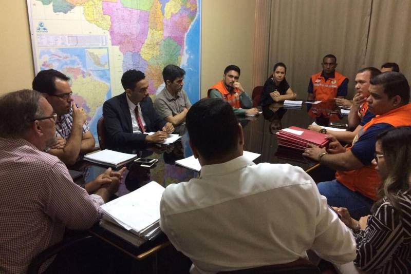 Uma parceria entre a Secretaria de Estado de Transportes (Setran), o Centro Regional de Governo do Sudeste do Pará e a Defesa Civil vai possibilitar a intervenção em 17 municípios do Estado que tiveram caracterizadas situações de emergência, em função das fortes chuvas que têm atingido, especialmente, as regiões sul e sudeste do Pará. Em reunião de diretoria ocorrida na manhã desta segunda-feira (2), no auditório da Setran, com a participação do secretário Regional de Governo, Jorge Bittencourt, e de representantes da Defesa Civil, o secretário de Estado de Transportes, Kleber Menezes.
FOTO: ASCOM SETRAN
DATA: 02.04.2018
BELÉM - PARÁ <div class='credito_fotos'>Foto: ASCOM SETRAN | <a href='/midias/2018/originais/f969c021-ed5c-4110-9709-a7f8f9818da2.jpg' download><i class='fa-solid fa-download'></i> Download</a></div>