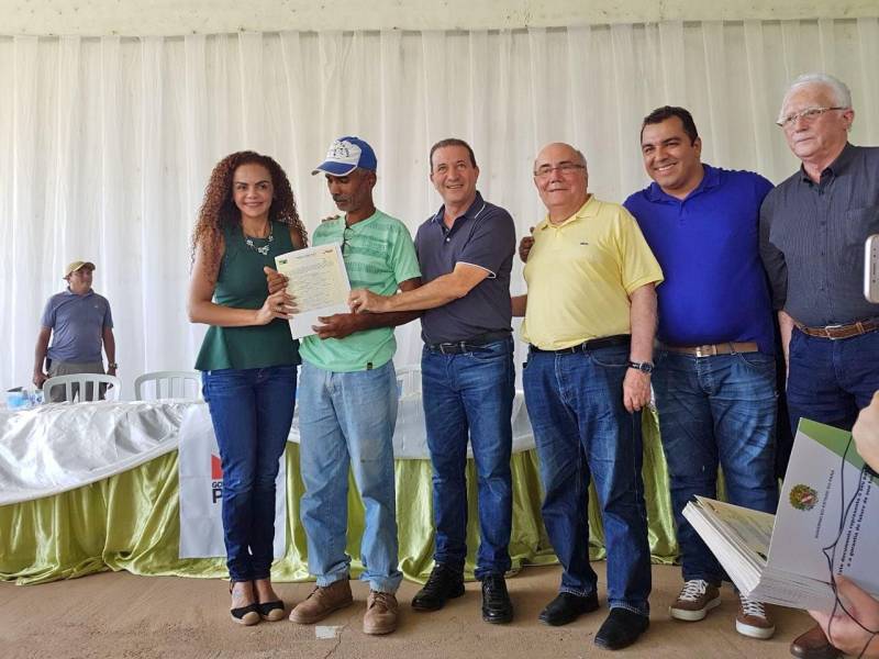 Cento e vinte e sete famílias do PEAS (Projeto Estadual de Assentamento Sustentável) Lourival Santana comemoram o título definitivo de terra recebido no início da tarde desta quinta-feira, 10, no município de Eldorado do Carajás, no sul do Pará. Com esta entrega o Governo do Estado, através do Instituto de Terras do Pará (Iterpa), beneficiou duas mil famílias, somente nos primeiros cinco meses de 2018.
FOTO: DANI FILQUEIRAS / ASCOM SEMSU
DATA: 10.05.2018
ELDORADO DOS CARAJÁS - PARÁ <div class='credito_fotos'>Foto: DANI FILGUEIRAS / ASCOM SEMSU | <a href='/midias/2018/originais/f974381c-c292-4f9f-8138-38145728d464.jpg' download><i class='fa-solid fa-download'></i> Download</a></div>