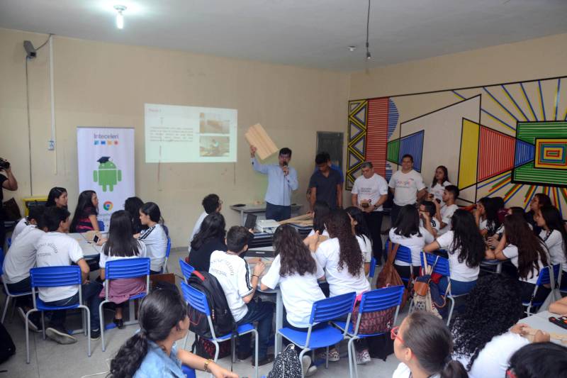 Que tal assistir uma aula sobre a tabela periódica de elementos químicos em que se pode conferir virtualmente a presença deles em objetos e situações do dia a dia? Aliar o uso da tecnologia no processo de aprendizado tornou-se realidade para 42 estudantes do 1º ano do Ensino Médio/Tempo Integral da Escola Estadual Dr. Ulysses Guimarães, no centro de Belém, nesta sexta-feira (23) com a implantação pela Secretaria de Estado de Educação (Seduc) do programa Sedutec. A aula de química inaugurou, na rede estadual de ensino, o Sedutec - programa de aplicação das ferramentas e serviços da plataforma digital Google for Education.
FOTO: ELISEU DIAS / ASCOM SEDUC
DATA: 24.03.2018
BELÉM - PARÁ <div class='credito_fotos'>Foto: Eliseu Dias / Ascom Seduc | <a href='/midias/2018/originais/f9763a3c-2372-4d54-815a-2aebfe39ae97.jpg' download><i class='fa-solid fa-download'></i> Download</a></div>