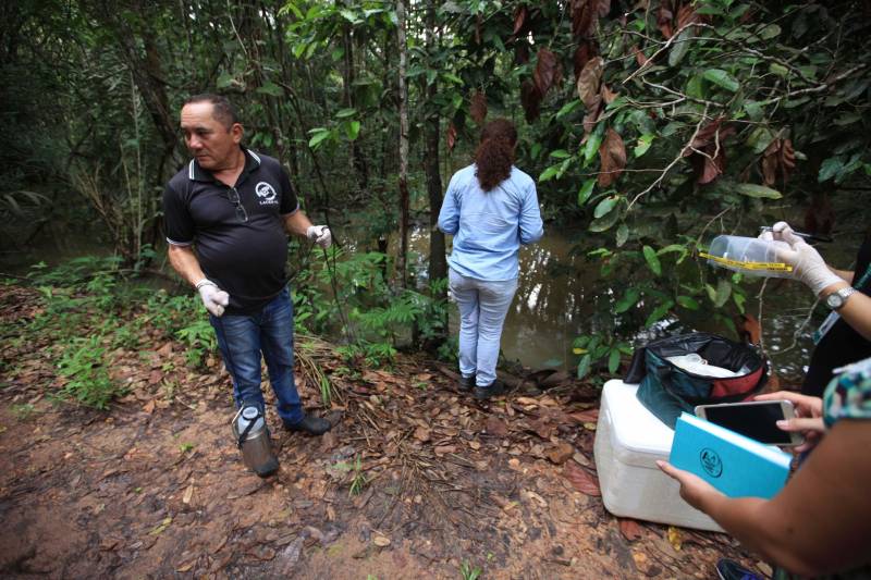 As ações do governo do Estado são imediatas no município de Barcarena, mais especificamente nas comunidades Bom Futuro e Vila Nova, localizadas na área das bacias de rejeitos da Hydro. A primeira medida é a coleta da água dos poços artesianos, para verificar se está própria para o consumo humano. Nesta sexta-feira (23), técnicos do Laboratório Central do Estado (Lacen) começaram o trabalho, que faz parte do conjunto de ações do grupo de trabalho montado pelo governo depois que o Instituto Evandro Chagas confirmou a contaminação da área.
FOTO: MÁCIO FERREIRA / AG. PARÁ
DATA: 23.02.2018
BARCARENA - PARÁ <div class='credito_fotos'>Foto: MÁCIO FERREIRA/ AG. PARÁ | <a href='/midias/2018/originais/f9764a4e-fb9a-4f87-b54b-39152e9808a9.jpg' download><i class='fa-solid fa-download'></i> Download</a></div>