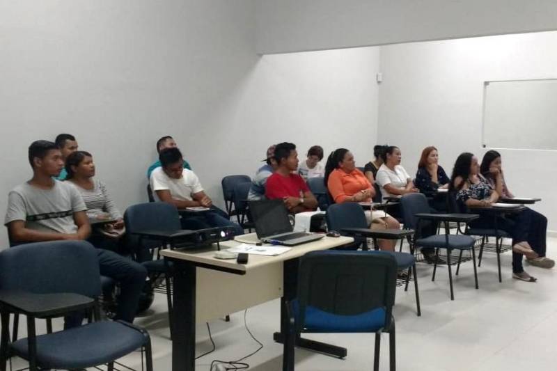 O município de Barcarena, localizado no polo Araguaia Tocantins, é a escolha de muitos turistas e moradores da cidade de Belém para o lazer, por ser próximo à capital, oferecer praias, passeios de barco nos rios e a gastronomia como algumas das opções de diversão. Para aperfeiçoar os profissionais que trabalham no receptivo em Barcarena e garantir melhor recepção e acolhimento aos visitantes, a Secretaria de Estado de Turismo (Setur), nesta quinta-feira (21), conclui o Curso de Qualidade de Atendimento ao Turista.

FOTO: ASCOM SETUR
DATA: 21.06.2018
BARCARENA - PARÁ <div class='credito_fotos'>Foto: ASCOM SETUR   |   <a href='/midias/2018/originais/f97b1f8e-bf00-47c8-be2f-981744c72f31.jpg' download><i class='fa-solid fa-download'></i> Download</a></div>