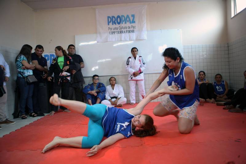 O projeto é uma parceria entre a Fundação Pro Paz e a atleta mundial Erica Paes e oferta aulas de defesa pessoal para mulheres vítimas de violência atendidas pelo Pro Paz e para a sociedade em geral. Implementado desde novembro do ano passado, no Pro Paz Mulher, o projeto agora está sendo estendido para o bairro da Terra Firme. As aulas serão realizadas na Unidade Integrada Pro Paz (UIPP) do bairro e contará inicialmente com 30 vagas.

FOTO: CARLOS SODRÉ / AG. PARÁ
DATA: 28.07.2017
BELÉM - PARÁ <div class='credito_fotos'>Foto: Thiago Gomes /Ag. Pará   |   <a href='/midias/2018/originais/f97b597e-560a-4c52-89ff-bdb6d17b4668.jpg' download><i class='fa-solid fa-download'></i> Download</a></div>