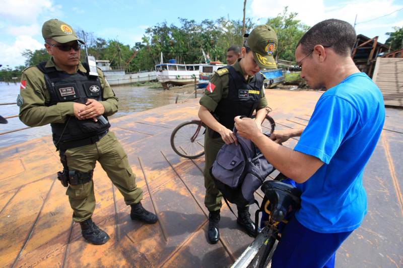 “Ser mulher é o primeiro desafio”. É assim que Erika Pereira (foto), a primeira mulher à frente do Comando de Policiamento da Capital II, descreve a sensação de fazer parte de uma corporação predominantemente formada por homens. A coronel é uma das cerca de 1.600 mulheres que atuam hoje na Polícia Militar (PM). Aos 41 anos, depois de 24 deles na PM, ela não se sente sozinha nessa missão e na ambição de ocupar cargos de liderança. 

FOTO: MÁCIO FERREIRA / AG. PARÁ
DATA: 27.05.2018
BELÉM - PARÁ <div class='credito_fotos'>Foto: MÁCIO FERREIRA/ AG. PARÁ   |   <a href='/midias/2018/originais/f97e74ee-bea4-4c11-ad09-934e476df92f.jpg' download><i class='fa-solid fa-download'></i> Download</a></div>