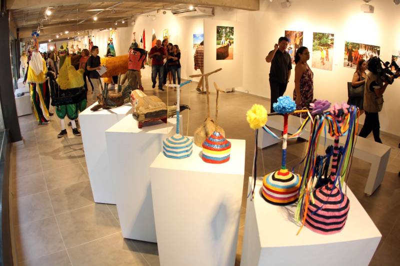 Um grande cortejo cultural marcou a tarde desta quinta-feira, 03, durante a inauguração da Galeria Benedito Nunes, na sede da Fundação Cultural do Pará, no Centur. Participaram representantes dos grupos de Bois de São Caetano de Odivelas, como boi Tinga, Faceiro e Vaca Velha, animados pela banda Milícia Odivelense. Os grupos trouxeram a cultura do Boi de Máscaras para o público de Belém e São Caetano que participaram do evento.
FOTO: CRISTINO MARTINS / AG. PARÁ
DATA: 03.05.2018
BELÉM - PARÁ <div class='credito_fotos'>Foto: Cristino Martins/Ag. Pará | <a href='/midias/2018/originais/f9802572-e322-4db8-96e5-dc2bf045326e.jpg' download><i class='fa-solid fa-download'></i> Download</a></div>