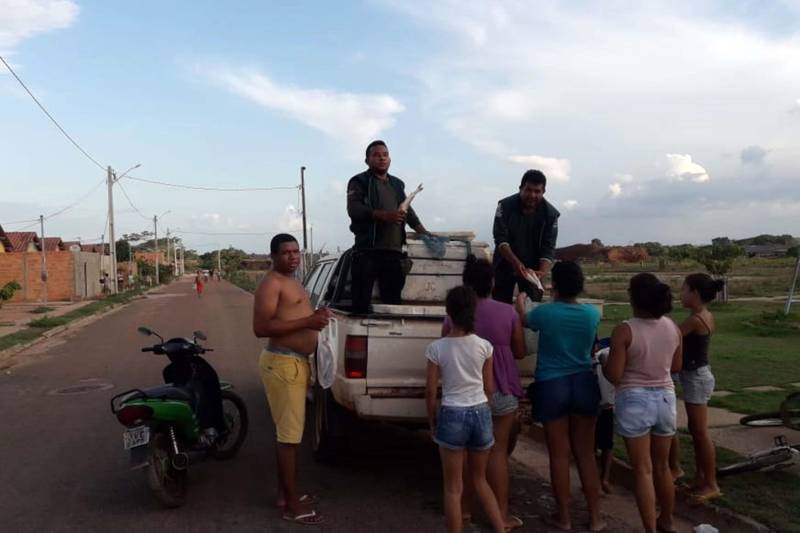 Uma mega operação de fiscalização nos municípios de Marabá e Nova Ipixuna apreendeu, neste domingo, 25, mais de uma tonelada de peixes retirados ilegalmente do Lago de Tucuruí. Foram apreendidos também apetrechos de pesca, como malhadeiras com tamanhos irregulares, além de caças e pássaros. A operação foi coordenada por equipes técnicas do Instituto de Desenvolvimento Florestal e da Biodiversidade (Ideflor-bio), em parceria com a Secretaria Estadual de Meio Ambiente e Sustentabilidade (Semas) e Polícia Militar.

FOTO: ASCOM IDEFLOR
DATA: 26.11.2018
MARABÁ-PARÁ <div class='credito_fotos'>Foto: Ascom Ideflor   |   <a href='/midias/2018/originais/f991466f-dce2-4b4e-b6bc-a5b6621206eb.jpg' download><i class='fa-solid fa-download'></i> Download</a></div>