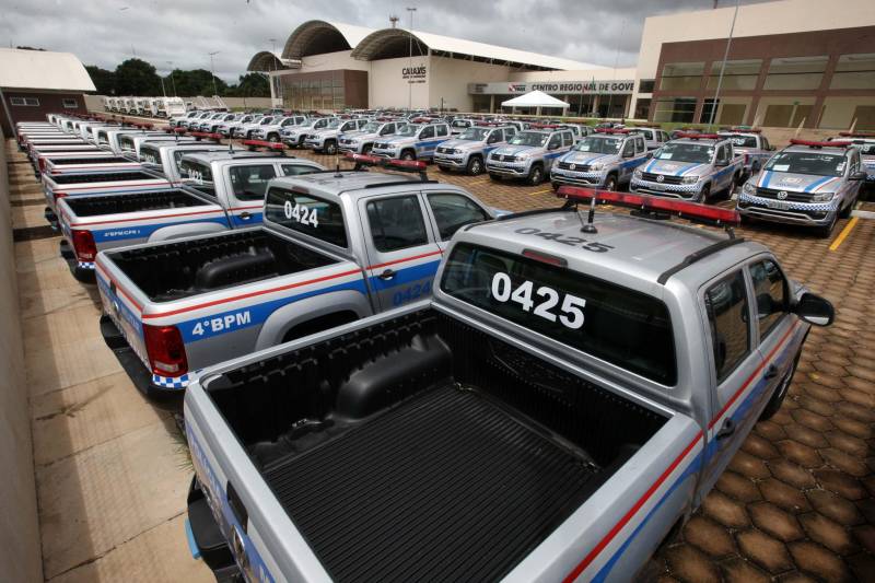 O Governador do Estado, Simão Jatene, também entregou para a região mais de 90 viaturas (foto) , 65 caminhonetes e 27 carros utilitários (pálios weekend), com destaque para duas da patrulha rural e uma para ronda escolar específica para Marabá. O Secretário de Estado de Segurança Pública, Luiz Fernandes, ressaltou que os veículos vão substituir a frota nas regiões sul e sudeste. “Surgiu uma demanda do policiamento rural, e já uma semana depois, por determinação do governador, já trouxemos as viaturas e já temos o policiamento disponível para fazer esse patrulhamento, que vai iniciar na região sudeste, mas se estenderá para a região sul e nordeste do estado. Hoje estamos substituindo toda a frota de veículos da região sul e sudeste, além disso o governador determinou onde tiver policiamento vai ter uma viatura, e já foi apresentado para a região os novos policiais que tomaram posse, nós não temos mais nenhum município sem delegado”, pontuou. Outras conquistas citada pelo Secretário da SEGUP foi o aumento do Núcleo de Apoio à Investigação e a criação de um conselho regional para acompanhar as ações de segurança pública.
FOTO: SIDNEY OLIVEIRA / AG. PARÁ
DATA: 06.04.2018
MARABÁ - PARÁ <div class='credito_fotos'>Foto: Sidney Oliveira/Ag. Pará | <a href='/midias/2018/originais/f9a17fa7-65ec-4881-b536-ff774296a221.jpg' download><i class='fa-solid fa-download'></i> Download</a></div>