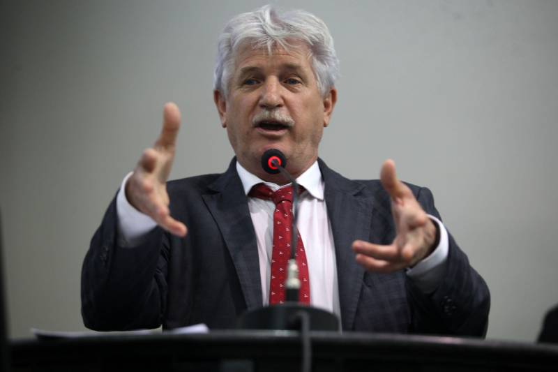 O governador Simão Jatene entregou, na manhã desta terça-feira (6), a "Mensagem Governamental do Pará à Assembleia Legislativa 2018", em sessão especial que abriu os trabalhos da Casa no exercício 2018. A leitura do documento destacou os principais resultados alcançados pelo governo no ano anterior e fez prognósticos de obras e serviços previstos para este ano. Na foto, o deputado estadual Airton Faleiro.
FOTO: ANTONIO SILVA / AG. PARÁ
DATA: 06.02.2018
BELÉM - PARÁ <div class='credito_fotos'>Foto: Antônio Silva/Ag. Pará | <a href='/midias/2018/originais/f9a26181-90e0-4195-8eec-7789c277eb50.jpg' download><i class='fa-solid fa-download'></i> Download</a></div>