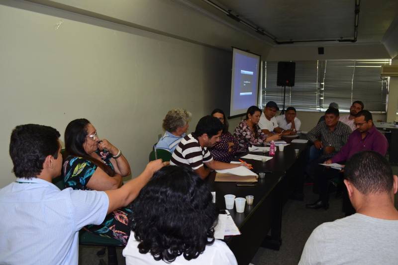 A Câmara Técnica do Crédito Rural no Pará se reuniu nesta quarta-feira, 20, na Secretaria de Estado de Desenvolvimento Agropecuário e da Pesca (Sedap), para discutir as dificuldades do acesso ao financiamento para extrativistas da região do Marajó. A falta de assistência técnica e do licenciamento ambiental são os principais entraves que impedem os produtores de obter o crédito rural junto às instituições financeiras. A reunião atende uma demanda do Conselho Nacional dos Seringueiros (CNS) voltada às comunidades tradicionais que vivem do extrativismo no Marajó, uma das regiões com menor Índice de Desenvolvimento Humano (IDH) do país. A principal atividade do segmento extrativista na ilha é a retirada do açaí, mas para evitar os atravessadores e aumentar a renda é preciso processar o fruto na área de produção.
FOTO: ASCOM / SEDAP
DATA: 21.06.2018
BELÉM - PARÁ <div class='credito_fotos'>Foto: Ascom Sedap | <a href='/midias/2018/originais/f9a647c2-b37c-4507-b937-45ec8a13aa9f.jpg' download><i class='fa-solid fa-download'></i> Download</a></div>