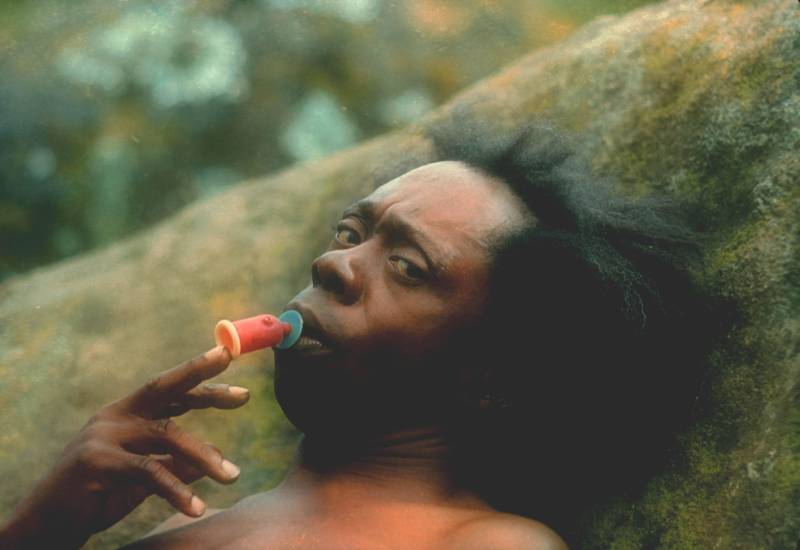 Para conquistar uma interação maior com outras linguagens artísticas, a turma de teatro da Casa da Linguagem visitou o Cine Alexandrino Moreira para assistir ao filme Macunaíma (foto). O cinema fica na Casa das Artes da Fundação Cultural do Pará (FCP). Todas as quintas-feiras a sessão Prata da Casa exibe obras cinematográficas nacionais de longa e curta metragem. A cada 15 dias as turmas de teatro e dança visitam espaços da FCP para entrar em contato com vários tipos de arte. “O fundamental dessa ação é trabalhar as interlinguagens. Estudar teatro e dança não é apenas ficar preso aquela linguagem, mas entender outras”, explica o técnico de gestão cultural da Casa da linguagem.Alexandre Rosendo. Ele afirma que o filme é ideal para a proposta da oficina. “O Macunaíma é a primeira narrativa em prosa do modernismo, é uma base para entender até o mundo pós-moderno de hoje“, pontua.

FOTO: DIVULGAÇÃO
DATA: 18.05.2018
BELÉM - PARÁ <div class='credito_fotos'>Foto: Divulgação   |   <a href='/midias/2018/originais/f9a8060c-966e-4acc-aec7-e77c52571259.jpg' download><i class='fa-solid fa-download'></i> Download</a></div>