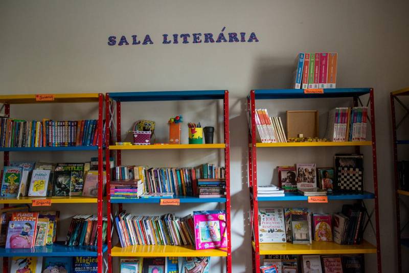 Crianças atendidas pela Casa de Apoio a Crianças com Câncer, Menino Jesus III ganharam, na manhã desta quinta-feira (29), um Espaço de Leitura do projeto Livro Solidário, coordenado pela Imprensa Oficial do Estado (IOE) e Núcleo de Articulação e Cidadania (NAC), do Governo do Estado. A Casa fica na Travessa Castelo Branco, no bairro de São Brás, em Belém.

FOTO: FERNANDO SETTE CÂMARA / ASCOM IOE
DATA: 29.11.2018
BELÉM - PARÁ <div class='credito_fotos'>Foto: FERNANDO SETTE CÂMARA / ASCOM IOE   |   <a href='/midias/2018/originais/f9a8ca77-b6ad-46fb-b539-0ac85a68aa5c.jpg' download><i class='fa-solid fa-download'></i> Download</a></div>