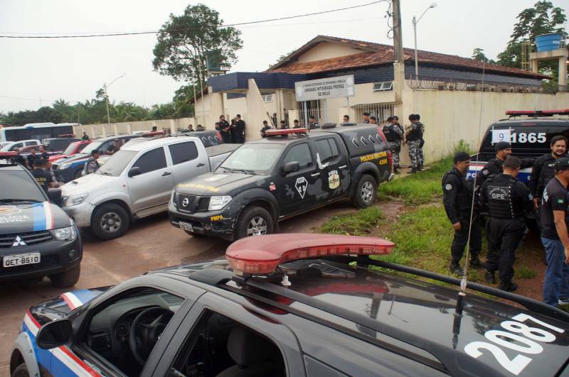 Um trabalho conjunto das Polícias Civil e Militar prendeu 31 pessoas, nesta quarta-feira, 28, durante a Operação Rio das Cobras, que cumpriu mandados judiciais nos municípios de Belém, Santa Izabel do Pará, Moju e Abaetetuba. Os envolvidos são acusados de crimes, como tráfico de drogas, roubos e homicídios. A operação contou com 200 policiais divididos em 45 equipes e com apoio de 50 viaturas. Sob coordenação do delegado-geral da Polícia Civil, Rilmar Firmino, a ação policial teve 35 alvos nos quatro municípios, a maior em Moju (base da operação), no nordeste paraense. O nome da operação é uma referência ao significado da palavra Moju na língua indígena Tupi.
FOTO: ASCOM / POLÍCIA CIVIL
DATA: 28.02.2018
MOJU - PARÁ <div class='credito_fotos'>Foto: Ascom / Polícia Civil | <a href='/midias/2018/originais/f9ab7485-8e27-43f4-9007-9dc72fe2c83f.jpg' download><i class='fa-solid fa-download'></i> Download</a></div>