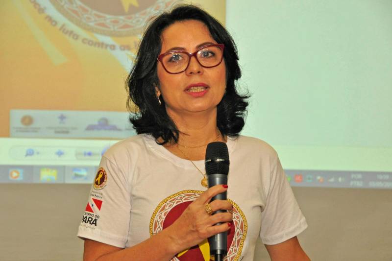 A partir desta segunda-feira, 07, técnicos da Coordenação Estadual de Hepatites Virais da Secretaria de Estado de Saúde Pública (Sespa) iniciarão um ciclo de testagens rápidas para detecção de hepatites B e C em meio às ações que acontecerão no Hospital do Exército, em Belém. A iniciativa já faz parte dos objetivos da campanha “Julho Amarelo”, cujo lançamento foi antecipado com o objetivo de atender a uma demanda crescente por testagens no Estado, visto que a Sespa recebeu um reforço de 80 mil testes rápidos do Ministério da Saúde para detecção dos tipos B e C da doença. A mobilização é alusiva ao 28 de julho, Dia Mundial de Luta Contra as Hepatites Virais. Para tanto, esse quantitativo de testes será usado em ações voltadas para a população com mais de 40 anos, incluindo vacinação contra a gripe, nos seguintes dias e locais, por enquanto só em Belém: 15 e 16 de maio, no Hospital da Aeronáutica; 21 e 22 de maio, no Hospital da Marinha; 24 e 25 de maio, na unidade governador José Malcher da Clínica Cynthia Charone e 30 de maio, na clínica de vacinação Prophylaxis. Na foto, a médica hepatologista Márcia Iasi.
FOTO: JOSÉ PANTOJA / ASCOM SESPA
DATA: 04.05.2018
BELÉM - PARÁ <div class='credito_fotos'>Foto: José Pantoja / Ascom Sespa | <a href='/midias/2018/originais/f9ae8812-1a0d-41d6-9974-6fc4abda4fc1.jpg' download><i class='fa-solid fa-download'></i> Download</a></div>