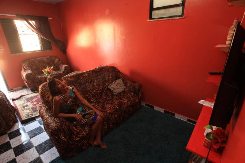 “Hoje o carro para na porta da minha casa”, comemora Silvana Araújo (foto), moradora da comunidade de Taboquinha, localizada em Icoaraci, na Grande Belém. A recepcionista foi uma das mais de mil pessoas beneficiadas com casas pelo projeto homônimo à localidade, executado pela Companhia de Habitação do Pará (Cohab). O investimento do Governo do Estado no que é sua maior obra de intervenção urbana foi de quase R$ 44 milhões.

FOTO: SIDNEY OLIVEIRA/AG. PARÁ
DATA: 24.11.2018
BELÉM - PARÁ <div class='credito_fotos'>Foto: Sidney Oliveira/Ag. Pará   |   <a href='/midias/2018/originais/f9b28b9d-ae29-4e91-bc95-7c656e53ad99.jpg' download><i class='fa-solid fa-download'></i> Download</a></div>