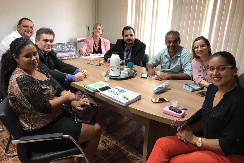Os coordenadores do Centro Regional de Governo do Baixo Amazonas foram ao município de Mojuí dos Campos, onde se reuniram nesta terça-feira (20) com gestores locais para discutir a conclusão de obras nas áreas de educação e saúde, fomento às atividades produtivas no setor agropecuário e a implementação de convênios e manutenção dos já firmados na área de segurança pública.

FOTO: SAMUEL ALVARENGA / SECOM
DATA: 20.02.2018
MOJUÍ DOS CAMPOS - PARÁ <div class='credito_fotos'>Foto: Samuel Alvarenga / Secom   |   <a href='/midias/2018/originais/f9b2a5d4-f43d-4e14-ab3d-b4d5b8f6caa2.jpg' download><i class='fa-solid fa-download'></i> Download</a></div>