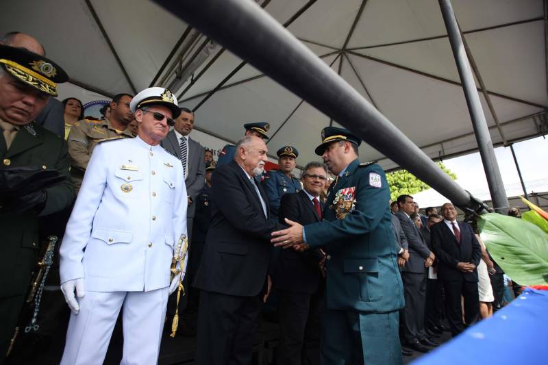 A cerimônia pelo Dia de Tiradentes, patrono das polícias militares do Brasil, este ano, no Pará, teve um toque especial. Na manhã desta quinta-feira, 20, no Comando Geral da Polícia Militar do Estado, foram oficializadas as promoções de 539 policiais e entregues 170 novos veículos para a corporação. O governador Simão Jatene participou da cerimônia. A frota vai ajudar no combate à criminalidade na região metropolitana de Belém e interior do estado. Dos 170 veículos entregues para reforçar o policiamento, 60 são motocicletas, 60 viaturas modelo Palio Weekend com cela e 50 Pick-ups, com cela, todos em regime de locação, que serão somados à frota. Serão investidos mensalmente 4 milhões de reais. As 539 promoções beneficiam policiais militares da capital e do interior do estado, sendo 462 praças e 77 oficiais. “Eu me sinto lisonjeada e quero chegar à capitã”, disse Rejane Santa Brígida Miranda, promovida de soldado a cabo. “Fico feliz também por termos um plano seguro, de carreira e me sinto prestigiada na carreira que escolhi”, completou Rejane.
FOTO: ANTÔNIO SILVA / AG APRÁ
DATA:20.04.2018
BELÉM - PARÁ <div class='credito_fotos'>Foto: ANTONIO SILVA / AG. PARÁ | <a href='/midias/2018/originais/f9baec73-7da5-4256-bcfe-ca3bf3e2704a.jpg' download><i class='fa-solid fa-download'></i> Download</a></div>