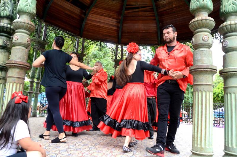 Foi realizado, na manhã deste domingo, 18, evento em alusão ao Dia da Síndrome de Down, a ser comemorado no próximo dia 21 de março. Durante toda a manhã do domingo, na Praça Batista Campos, centro da capital paraense, órgãos que tratam da pessoa com Síndrome de Down no Estado expuseram seus trabalhos e chamaram a atenção para a importância da educação inclusiva.
FOTO: RAI PONTES / ASCOM SEDUC
DATA: 18.03.2018
BELÉM - PARÁ <div class='credito_fotos'>Foto: Rai Pontes/Ascom Seduc | <a href='/midias/2018/originais/f9c0b463-24a8-4c9a-a467-674f6f2137a5.jpg' download><i class='fa-solid fa-download'></i> Download</a></div>