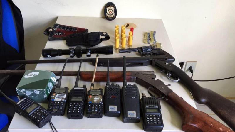 A Polícia Civil deflagrou, nesta terça-feira (27), a operação denominada “Império Obscuro” como resultado de investigação sobre práticas criminosas, entre as quais, corrupção ativa, lavagem de dinheiro, fraudes tributárias, formação de cartel e comercialização ilegal de armas de fogo. Cinco pessoas foram presas em cumprimento a mandados judiciais de prisão. Duas pessoas estão foragidas. Além das prisões, 21 mandados judiciais de busca e apreensão domiciliar foram cumpridos. A operação foi realizada de forma simultânea nas cidades de São Félix do Xingu (foto), Tucumã e Marabá, no sudeste do Pará. Foram presos em Tucumã, Cézar Randolfo Pimentel Alves e o filho dele Randolfo Alves de Campos Neto.
FOTO: ASCOM / POLÍCIA CIVIL
DATA: 27.03.2018
SÃO FÉLIX DO XINGU - PARÁ <div class='credito_fotos'>Foto: Ascom / Polícia Civil | <a href='/midias/2018/originais/f9c6127b-5c6d-49db-9ee8-cc3199297ff8.jpg' download><i class='fa-solid fa-download'></i> Download</a></div>