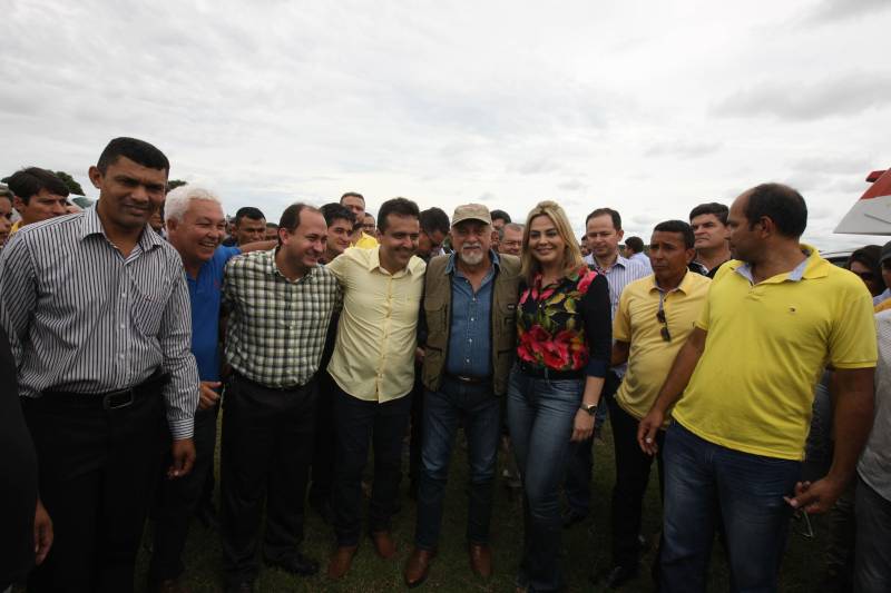 Onze municípios do sul e sudeste paraense recebem recursos do Estado para recuperar ruas e vicinais atingidas pelas enchentes e fortes chuvas que caem na região. Em agenda oficial nesta sexta-feira (6), o governador Simão Jatene (foto) assinou, pela manhã, no Parque de Exposições Valeu Boi Leilões, em Rio Maria, os convênios que garantem o repasse de cerca de R$ 4 milhões. As obras de caráter emergencial serão executadas pelas prefeituras em parceria com a Secretaria de Estado de Transportes (Setran). O objetivo é recuperar a trafegabilidade nessas localidades e assegurar o direito de ir e vir da população. Na manhã desta sexta, foram assinados nove convênios, com os municípios de Redenção, Pau D’Arco, São Félix do Xingu, Santa Maria das Barreiras, Tucumã, Água Azul do Norte, Xinguara, Bannach e Rio Maria. Além da Setran, participam da ação o Centro Regional de Governo do Sudeste do Pará e a Defesa Civil. “O valor do investimento em cada município vai depender da necessidade verificada pelas equipes do Estado e das prefeituras. O recurso não será usado para reconstruir vias, mas para restabelecer a trafegabilidade”, disse o secretário de Transportes, Kléber Menezes.
FOTO: ANTÔNIO SILVA / AG. PARÁ
DATA: 06.04.2018
RIO MARIA - PARÁ <div class='credito_fotos'>Foto: Antônio Silva/Ag. Pará | <a href='/midias/2018/originais/f9d821e7-8401-4e4f-bfa8-c2e0660bdf5a.jpg' download><i class='fa-solid fa-download'></i> Download</a></div>