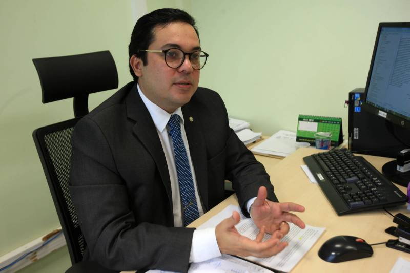 No caso da Defensoria Pública do Estado, por exemplo, a prioridade é atender aquele cidadão que, além de ter enfrentado problemas na relação de consumo, é considerado vulnerável, ou seja, pessoa que receba até três salários mínimos, ou que não tenha condições de responder sozinha por suas demandas. O defensor público e diretor do Núcleo do Consumidor da Defensoria Pública do Estado (Nucon), Cássio Bittar (foto), explica essas condições.
FOTO: CARLOS SODRÉ / AG. PARÁ
DATA: 15.03.2018
BELÉM - PARÁ <div class='credito_fotos'>Foto: CARLOS SODRÉ / AG. PARÁ | <a href='/midias/2018/originais/f9dcb28d-d42a-4c17-bb83-1c1d5e0fde13.jpg' download><i class='fa-solid fa-download'></i> Download</a></div>