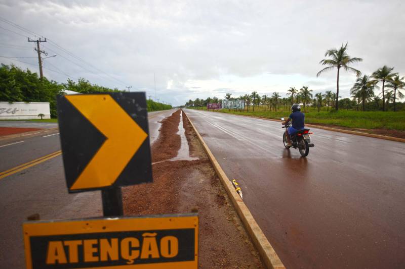 O motorista Ademir Silva, 53 anos, é condutor de ônibus no perímetro Salinópolis/Atalaia, no nordeste do estado. Ele comenta que sempre testemunhou os congestionamentos “quilométricos” que se formam nos períodos de férias na rodovia PA-444 (Estrada do Atalaia), que liga o município a sua mais frequentada praia. Agora, Ademir comemora o trabalho de duplicação da rodovia, que alcançou 80% das obras de drenagem. O prazo máximo para a conclusão das obras de restauração e duplicação da PA-444, que ligam a PA-124 e a sede do município a Praia do Atalaia, é o mês de janeiro de 2019. O custo do investimento é de R$ 17.897.41,08. “Sem dúvida vai melhorar em 70% o trânsito, já que andar por aqui, nos feriados, é uma briga constante”, comenta. Além da duplicação da rodovia, o projeto prevê a criação de um canteiro central, ciclovia iluminada nos dois sentidos da pista e diversas travessias para pedestres com semáforos temporizados, trazendo beleza, conforto e segurança à população em geral.
FOTO: IGOR BRANDÃO / AG. PARÁ
DATA: 19.04.2018
SALINÓPOLIS - PARÁ <div class='credito_fotos'>Foto: IGOR BRANDÃO / AG. PARÁ | <a href='/midias/2018/originais/f9de7c45-4a20-405c-8ac4-32ed4ce72588.jpg' download><i class='fa-solid fa-download'></i> Download</a></div>
