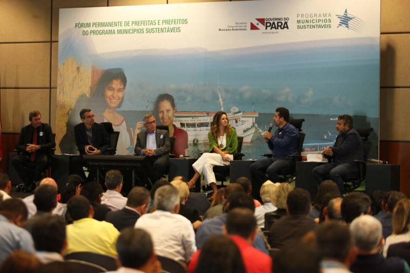 Cento e quarenta e um gestores municipais que aderiram ao Programa Municípios Sustentáveis participam da terceira reunião do Fórum Permanente de Prefeitas e Prefeitos dos Municípios Sustentáveis. O evento começou na manhã desta quarta-feira (7), no auditório do Hangar Convenções e Feiras da Amazônia. A programação segue até esta quinta-feira (8). Com o tema “Gestão Compartilhada”, o evento traz as experiências e os desdobramentos das agendas governamentais que foram planejadas em parceria com as gestões municipais. Durante o encontro também está sendo apresentado o balanço das ações e resultados do Programa Municípios Sustentáveis (PMS), da Secretaria Extraordinária de Municípios Sustentáveis (Semsu), que propõe a sustentabilidade dos municípios em âmbito global, a gestão e ajuste fiscal, até as grandes obras de infraestrutura. Os projetos respeitam a realidade e peculiaridades de cada território, com ações ancoradas nos planos governamentais Pará 2030, Pará Ambiental e Pará Social.

FOTO: SIDNEY OLIVEIRA / AG PARÁ
DATA: 07.02.2018
BELÉM - PARÁ <div class='credito_fotos'>Foto: Sidney Oliveira/Ag. Pará   |   <a href='/midias/2018/originais/f9e1b9e7-8fe2-44af-8b98-c41ebbdf782a.jpg' download><i class='fa-solid fa-download'></i> Download</a></div>