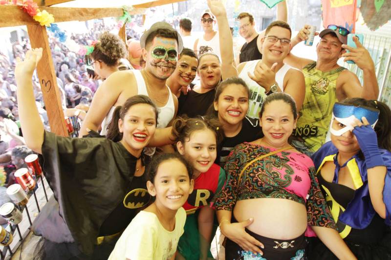 Em Curuçá, no nordeste do Estado, é do mangue que sai o caranguejo, sustento de muitas famílias, e a lama (Tijuco), matéria-prima da fantasia usada pelos brincantes do tradicional bloco carnavalesco "Pretinhos do Mangue". Neste domingo (11), segundo a organização do evento, mais de 17 mil pessoas entre brincantes e espectadores acompanharam o cortejo que teve início no Porto dos Pretinhos e seguiu pelas principais ruas do município até a praça da folia, na orla. O bloco nasceu no ano de 1989 a partir da frustração de dois amigos que foram ao mangue atrás de alimento, mas não conseguiram nenhum caranguejo. Então decidiram passar lama pelo corpo e saíram pela cidade em forma de protesto. "O mangue oferece o nosso caranguejo, mexilhão e camarão. É daqui que as famílias tiram seu sustento. Nossa intenção é aproveitar esse momento de alegria e passar essa mensagem de preservação", afirmou Edmilson Campos, mais conhecido como "Cafá", que está à frente do bloco há 18 anos. Na foto, a estudante Lívia Rodrigues, 14 anos(e).
FOTO: CRISTINO MARTIS / AG PARÁ
12.02.2018
CURUÇÁ - PARÁ <div class='credito_fotos'>Foto: Cristino Martins/Ag. Pará | <a href='/midias/2018/originais/f9e99490-8575-42e2-ac0e-36388acc69ef.jpg' download><i class='fa-solid fa-download'></i> Download</a></div>