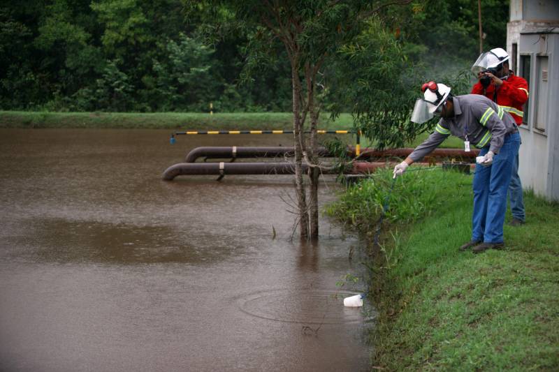 A Secretaria de Estado de Meio Ambiente e Sustentabilidade (Semas) notificou oficialmente a Hydro, na tarde desta terça-feira (27), por conta do não cumprimento do prazo de 48 horas dado na sexta-feira (23) pelo governo para que a empresa reduzisse os níveis das bacias de resíduos ao nível de, pelo menos, um metro, conforme determina a legislação ambiental. A notificação foi entregue por técnicos da Semas na sede da refinaria, em Barcarena, a 112 quilômetros de Belém. A determinação é que a produção seja reduzida pela metade.
FOTO: THIAGO GOMES / AG PARÁ
DATA: 27.02.2018
BARCARENA - PARÁ <div class='credito_fotos'>Foto: Thiago Gomes /Ag. Pará | <a href='/midias/2018/originais/f9f3cf56-83e7-447b-b969-32a5a5fe0267.jpg' download><i class='fa-solid fa-download'></i> Download</a></div>