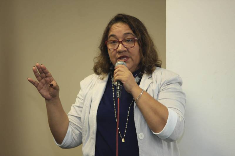 A Secretaria de Estado da Fazenda (Sefa) lançou nesta quarta-feira (09) o serviço de parcelamento de impostos estaduais pela internet. O evento, destinado a empresários e contadores, foi realizado no auditório da Escola de Governança Pública (EGPA), em Belém. Podem ser parcelados pela internet o Imposto sobre Operações Relativas à Circulação de Mercadorias e sobre Prestações de Serviços de Transporte Interestadual e Intermunicipal e de Comunicação (ICMS); Imposto sobre a Propriedade de Veículos Automotores (IPVA); Imposto sobre a Transmissão Causa Mortis e Doação de quaisquer bens ou direitos (ITCD); Taxa de Controle, Acompanhamento e Fiscalização das Atividades de Exploração e Aproveitamento de Recursos Hídricos (TFRH); Taxa de Controle, Acompanhamento e Fiscalização das Atividades de Pesquisa, Lavra, Exploração e Aproveitamento de Recursos Minerais (TFRM); Taxa de Serviços de Arrecadação por Documento de Arrecadação Estadual (DAE) e Dívida Ativa Não Tributária (Dant). Os débitos podem ser pagos em até 60 parcelas, desde que o valor da cada parcela não seja menor que 50 Unidades Padrão Fiscal do Pará (UPF-PA), que hoje é de R$ 3,3271. Na foto, a coordenadora do atendimento, Tânia Braga.
FOTO: MÁCIO FERREIRA / AG. PARÁ
DATA: 09.05.2018
BELÉM - PARÁ <div class='credito_fotos'>Foto: MÁCIO FERREIRA/ AG. PARÁ | <a href='/midias/2018/originais/f9f52a57-a2f3-4d49-ab54-f97b3163baf7.jpg' download><i class='fa-solid fa-download'></i> Download</a></div>