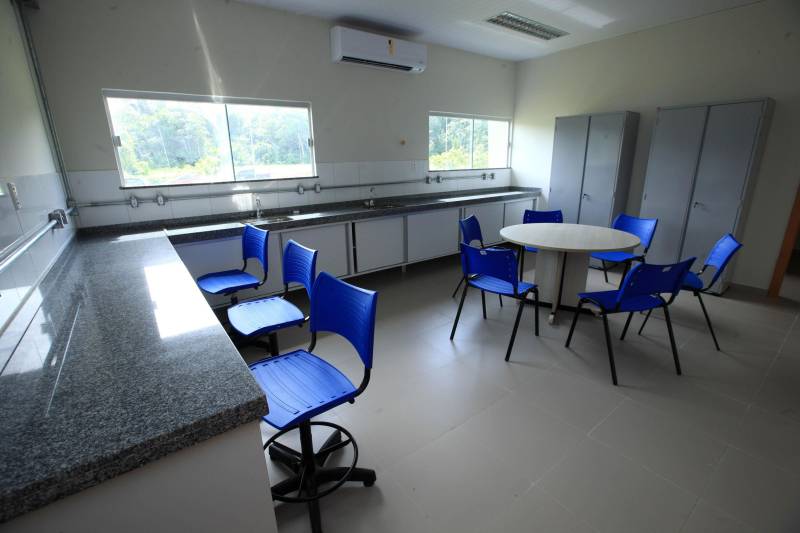 Renovar, reinventar, repensar e preservar a Amazônia e sua extensa biodiversidade serão as principais funções do Centro de Estudos Avançados da Biodiversidade (Ceabio), o primeiro da região Norte e um dos pioneiros do país. Inaugurado nesta quarta-feira (21), o laboratório faz parte do Parque de Ciência e Tecnologia Guamá (PCT Guamá), sediado em Belém.
FOTO: MÁCIO FERREIRA / AG. PARÁ
DATA: 21.02.2018
BELÉM - PARÁ <div class='credito_fotos'>Foto: MÁCIO FERREIRA/ AG. PARÁ | <a href='/midias/2018/originais/f9fd6a58-f0ab-40d3-8f56-3c63f3535b94.jpg' download><i class='fa-solid fa-download'></i> Download</a></div>