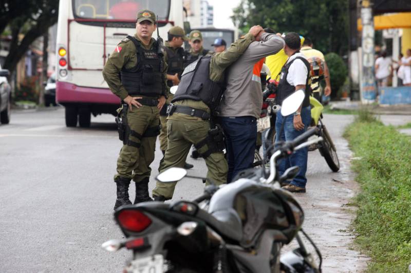 Durante todo o dia a Polícia Militar do Pará tem aumentado o número de operações que realiza em Belém e região metropolitana. Nesta quinta-feira (3), o 2º Batalhão da PM percorreu os bairros de Canudos, Terra Firme, Cidade Velha, Jurunas e Sacramenta realizando diversas operações, entre elas a “Polícia no Meu Bairro”, que previne a criminalidade no centro comercial de Belém e nos grandes corredores da capital, e a “Saturação”, que visa reprimir os crimes de tráfico de drogas, roubo e furto. Mais de 20 policiais trabalham para percorrer trechos onde a mancha criminal é alta nessas localidades, objetivando, principalmente, inibir os crimes. “Depois da ordem do Governador do Estado em trazer policiais da atividade meio para a atividade fim, ou seja, diminuir o número de PMs na atividade administrativa, aumentamos o nosso contingente, dando mais ostensividade ao trabalho. Hoje estamos nas ruas com 20 viaturas, o dobro do que tínhamos antes, tudo para diminuir os índices de violência e dar mais segurança ao cidadão”, explicou o tenente coronel Luiz Otávio Raiol, comandante do 2º Batalhão de Polícia Militar.
FOTO: MARCELO LELIS / AG. PARÁ
DATA: 03.05.2018
BELÉM - PARÁ <div class='credito_fotos'>Foto: Marcelo Lelis / Ag. Pará | <a href='/midias/2018/originais/f9ff23c9-8f27-40c6-b79b-ebcc5ded10eb.jpg' download><i class='fa-solid fa-download'></i> Download</a></div>