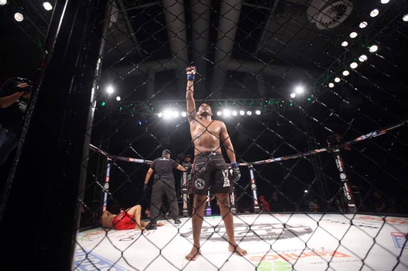 O mundo do MMA conheceu neste sábado os novos guerreiros paraenses. Dos 34 lutadores que entraram no octógono do Jungle Fight 93, 31 representaram o estado. Destaque para Ivanildo Monstrinho e Francisco Figueiredo, que conquistaram os cinturões interinos das categorias 57kg e 61kg, respectivamente, diante do público que lotou o Centro de Convenções da Amazônia – Hangar, com apoio da Secretaria de Estado de Esporte e Lazer.
FOTO: THIAGO GOMES / AG. PARÁ
DATA: 28.04.2018
BELÉM - PARÁ <div class='credito_fotos'>Foto: Thiago Gomes /Ag. Pará | <a href='/midias/2018/originais/f9ff6668-fcd5-46fc-bfe5-1f980e0f9564.jpg' download><i class='fa-solid fa-download'></i> Download</a></div>