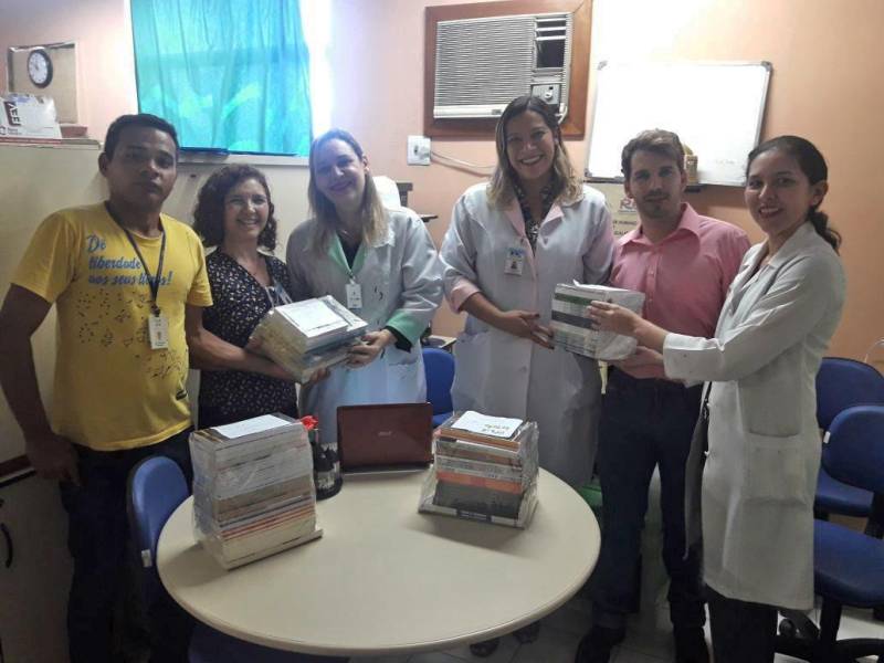 Hospitais parceiros do projeto Livro Solidário, coordenado pela Imprensa Oficial do Estado (IOE), receberam, na manhã desta quarta-feira, 21, cerca de mil livros (foto) para compor o projeto “Carrinhos de Leitura” ou ajudar nas ações desenvolvidas pelos hospitais. Os hospitais beneficiados foram a Fundação Hospital de Clínicas Gaspar Vianna; Ophir Loyola; Oncológico Infantil Octávio Lobo; Fundação Santa Casa de Misericórdia do Pará; Público Estadual Galileu (HPEG); Regional Dr. Abelardo Santos (HRAS); a Casa Ronald McDonald - que oferece atendimento às crianças e adolescentes com câncer, incluindo as famílias-, e o Núcleo de Acolhimento do Enfermo Egresso (NAEE), ligado ao Hospital Ophir Loyola. Cada hospital recebeu um kit contendo cerca de 100 livros novos.
FOTO: ASCOM / IOE
DATA: 21.03.2018
BELÉM - PARÁ <div class='credito_fotos'>Foto: ASCOM IOE | <a href='/midias/2018/originais/fa06fb97-89c3-469a-9c2c-2b0028d9f6bd.jpg' download><i class='fa-solid fa-download'></i> Download</a></div>