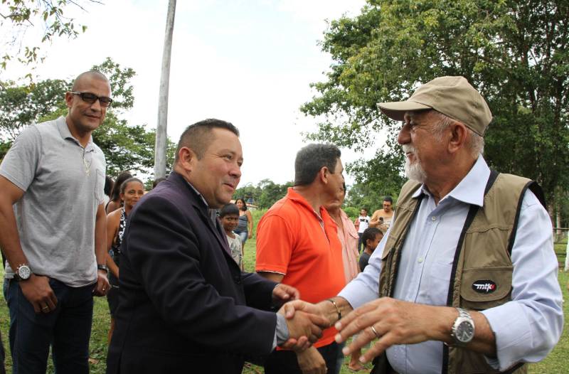 Cento e dezoito famílias da comunidade quilombola do Caeté, no município de Abaetetuba, no nordeste do Estado, foram beneficiadas com um título coletivo de terra. Com o documento, o Governo do Estado, por meio do Instituto de Terras do Pará (Iterpa), reconhece o direito de uma população que há décadas ocupa e trabalha na área. A cerimônia de entrega ocorreu na manhã deste sábado (24), no Centro Comunitário, e contou com a participação do governador Simão Jatene. A área titulada corresponde a cerca de 1.400 hectares. Agora, devidamente respaldadas, as famílias poderão ter acesso a empréstimos, políticas públicas, entre outros benefícios que possibilitam o desenvolvimento da sua produção e a continuidade de suas tradições. “Com o documento de terra a comunidade passa a ter segurança jurídica e acesso a créditos, financiamentos e outros benefícios que antes não lhes era permitido. Além disso, agora eles poderão produzir com mais segurança, mantendo a terra entre as futuras gerações”, afirmou o governador Simão Jatene.
FOTO: CRISTINO MARTINS / AG. PARÁ
DATA: 24.03.2018
ABAETETUBA - PARÁ
<div class='credito_fotos'>Foto: Cristino Martins/Ag. Pará | <a href='/midias/2018/originais/fa08752b-58f0-40c1-aa8a-fff8179b8df3.jpg' download><i class='fa-solid fa-download'></i> Download</a></div>