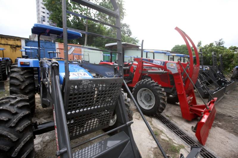 Com o propósito de fortalecer o trabalho do pequeno agricultor, o Governo do Pará, por meio da Secretaria de Estado de Desenvolvimento Agropecuário e da Pesca (Sedap), entregou mais de R$ 4 milhões em equipamentos e veículos agrícolas a 36 municípios. Patrulhas mecanizadas, motocicletas, grades aradoras, caminhões, veículos tipo passeio, rabetas, casas de farinha completas e roçadeiras estão entre os equipamentos que vão ajudar no desenvolvimento da agricultura familiar.
FOTO: SIDNEY OLIVEIRA / AG. PARÁ
DATA: 13.05.2018
BELÉM - PARÁ <div class='credito_fotos'>Foto: Sidney Oliveira/Ag. Pará | <a href='/midias/2018/originais/fa0bc360-2b8e-4a41-8d7f-ac0a663a2e27.jpg' download><i class='fa-solid fa-download'></i> Download</a></div>