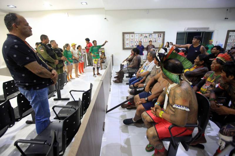 Semana dos Povos Indígenas. O maior evento do gênero no Estado começou neste domingo (15), com a chegada das cerca de 70 embarcações que se encontram no cruzamento dos rios Xingu e Fresco, na orla da cidade de São Félix do Xingu, sudeste do Pará. A reunião na Câmara Municipal (foto) é o momento em que os caciques discutem a programação, expõem anseios, dão sugestões e recebem os kits esportivos que serão usados durante os jogos. O encontro – quando também são repassadas orientações e informes sobre o esquema de segurança, as ações sociais e a dinâmica dos encontros – ocorre logo depois da chegada das tribos.
FOTO: RODOLFO OLIVEIRA / AG. PARÁ
DATA: 15.04.2018
SÃO FÉLIX DO XINGU - PARÁ <div class='credito_fotos'>Foto: Rodolfo Oliveira/Ag. Pará | <a href='/midias/2018/originais/fa154738-5141-4d0c-903e-38c1b5d306e3.jpg' download><i class='fa-solid fa-download'></i> Download</a></div>