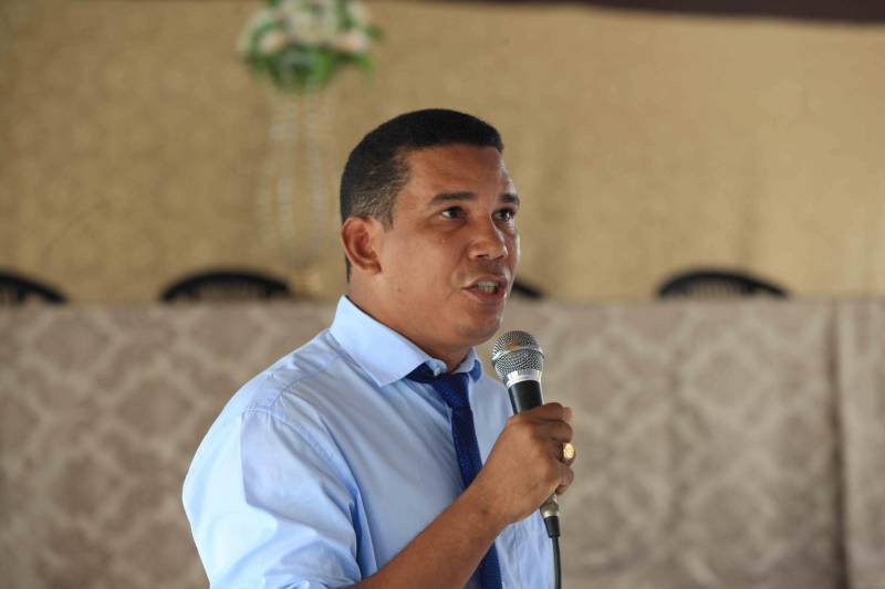 Mais de 300 produtores compareceram à arena Bira's, em Igarapé-Miri, no nordeste paraense, na manhã de quinta-feira (15), em busca de informações sobre crédito, qualificação profissional, regularização fundiária e cadeia produtiva. O público foi atendido pela "Caravana Pará 2030 - Igarapé-Miri", promovida pelo governo do Estado, que levou ao município os serviços de várias secretarias, bancos e instituições ligadas à produção e à intermediação de negócios. Na foto, o prefeito Antoniel Miranda.
FOTO: RODOLFO OLIVEIRA / AG. PARÁ
DATA: 16.03.2018
IGARAPÉ-MIRI - PARÁ <div class='credito_fotos'>Foto: Rodolfo Oliveira/Ag. Pará | <a href='/midias/2018/originais/fa243584-d651-46a4-9df7-b08f1005a380.jpg' download><i class='fa-solid fa-download'></i> Download</a></div>