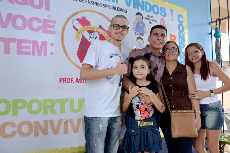 Aos 21 anos, Wilderson Almeida é o primeiro em sua família a conquistar uma vaga no ensino superior. Filho único de um autônomo com uma dona de casa, ele nasceu surdo, depois de a mãe ter tido rubéola durante a gravidez. O problema, no entanto, só foi identificado quando Wilderson tinha cerca de 5 anos de idade. Nas escolas regulares onde estudou, ele enfrentou muitas dificuldades, até chegar à Unidade de Ensino Especializado Professor Astério de Campos, em Belém, que oferece Atendimento Educacional Especializado aos alunos da rede pública estadual, e mantém, desde 2002, um cursinho pré-vestibular voltado a esse público. Foi no cursinho que Wilderson se preparou para o Exame Nacional do Ensino Médio (Enem), que fez pela terceira vez, e conquistou uma vaga no recém-lançado curso de graduação em Pedagogia - Licenciatura na perspectiva Bilíngue – Língua Brasileira de Sinais (Libras) e Língua Portuguesa, pela Universidade do Estado do Pará (Uepa).
FOTO: RAI PONTES / ASCOM SEDUC
DATA: 05.03.2018
BELÉM - PARÁ <div class='credito_fotos'>Foto: Rai Pontes/Ascom Seduc | <a href='/midias/2018/originais/fa24ef97-61db-4a3a-a35e-7bec6a6854c4.jpg' download><i class='fa-solid fa-download'></i> Download</a></div>