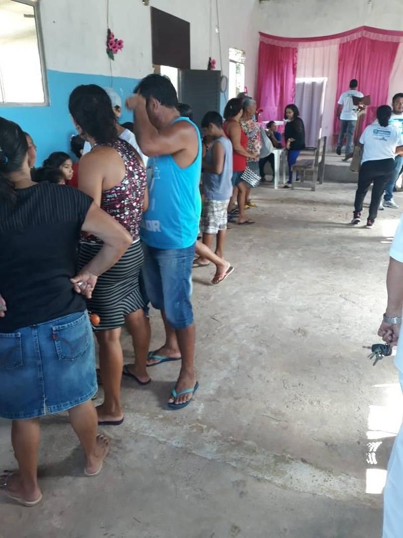 A Secretaria de Estado de Saúde Pública (Sespa) participou nesta quarta-feira (30), em Marituba (Região Metropolitana de Belém), de uma ação de saúde destinada à comunidade de Campina Verde, no entorno do Aterro Sanitário do município. Foi mais uma ação assegurada pelo acordo firmado entre a Sespa, Prefeitura Municipal de Marituba, Ministério Público do Estado (MPE) e o Fórum Fora Lixão, que reúne representantes da população. Desta vez, a ação foi realizada na Igreja Quadrangular Raiz de Davi, oferecendo atendimento em Clínica Médica, Pediatria e Odontologia, vacinação, mensuração de peso, verificação de pressão arterial, exame de glicemia e distribuição de medicamentos. A ação contou com a presença do representante da Sespa, Moysés Mascarenhas, e da representante da Secretaria de Estado de Meio Ambiente e Sustentabilidade, Socorro Colares.

FOTO: ASCOM / SESPA
DATA: 30.05.2018
BELÉM - PARÁ <div class='credito_fotos'>Foto: ASCOM SESPA   |   <a href='/midias/2018/originais/fa2d1d7a-46c7-4737-ad9d-377ad8463503.jpg' download><i class='fa-solid fa-download'></i> Download</a></div>