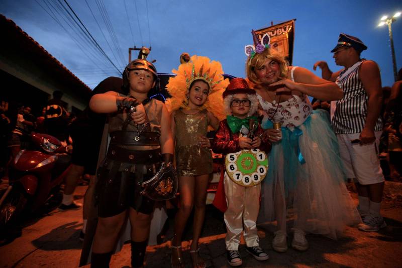 Foliões fantasiados de personagens do cinema, de desenhos animados e videogames, da Grécia antiga e de personalidades do esporte desembarcaram na “Pérola do Caeté” na segunda-feira (12) para participar do “Urubu Cheiroso”, o maior bloco de Carnaval do município de Bragança, no nordeste do Pará. Desde o início da tarde, milhares de pessoas chegavam à Praça da Aldeia para a concentração do bloco, que este ano comemora 25 anos de existência, arrastando a cada ano um número maior de foliões. O cenário da festa é Bragança, município de 124 mil habitantes, que tem na Marujada, festa religiosa realizada em dezembro, uma de suas principais representações culturais. Mas em fevereiro a tradição secular da Marujada cede espaço para o Carnaval, a maior festa popular do Brasil.
FOTO: MÁCIO FERREIRA / AG PARÁ
DATA: 13.02.2018
BRAGANÇA - PARÁ <div class='credito_fotos'>Foto: MÁCIO FERREIRA/ AG. PARÁ | <a href='/midias/2018/originais/fa2ef7a5-13cd-4941-9815-a419b65ce713.jpg' download><i class='fa-solid fa-download'></i> Download</a></div>