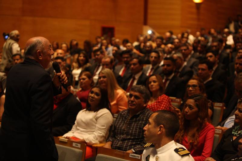 O Pará vai voltar a ter um delegado de polícia para cada município. A posse de 149 novos delegados da Polícia Civil, que aconteceu nesta segunda-feira (26) no Teatro Maria Sylvia Nunes, na Estação das Docas, vai garantir, com sobras, a cobertura completa dos 144 municípios do estado. Aprovados em concurso público, os novos delegados concluíram o curso de Formação da Polícia Civil do Pará no dia 15 deste mês. O curso foi o primeiro do Brasil a incluir sete disciplinas inéditas: Oratória, Atuação Policial frente aos Grupos Vulneráveis, Relacionamento com a Imprensa e Mídias Sociais, Abordagem Psicopatológica do Crime e da Violência, Investigação Financeira no Enfrentamento ao Crime de Lavagem de dinheiro, Noções Básicas de Enfrentamento às Fraudes Veiculares e Linguagem Brasileira de Sinais. O concurso aprovou ainda 300 investigadores, 180 escrivães e 20 papiloscopistas. Os novos policiais civis passaram por quatro meses de formação técnica e profissional na Acadepol. Com a nomeação, o próximo passo será a lotação dos novos servidores públicos nas unidades de Polícia Civil do estado, quando eles saberão em qual região do Pará trabalharão inicialmente.
FOTO: SYDNEY OLIVEIRA / AG. PARÁ
DATA: 26.02.2018
BELÉM - PARÁ <div class='credito_fotos'>Foto: Sidney Oliveira/Ag. Pará | <a href='/midias/2018/originais/fa302459-416c-48b9-85ad-98492eacb517.jpg' download><i class='fa-solid fa-download'></i> Download</a></div>