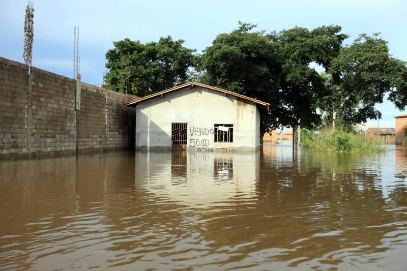 Em Marabá (foto) já são 198 famílias desabrigadas, 58 desalojadas e 194 afetadas. O município conta com cinco abrigos oficiais e dois não oficiais - estruturados pela própria comunidade. As famílias já começaram a receber o benefício eventual por meio das Secretarias Estadual e Municipal de Assistência Social.

FOTO: MÁCIO FERREIRA / AG. PARÁ
DATA: 16.02.2018
MARABÁ - PARÁ <div class='credito_fotos'>Foto: MÁCIO FERREIRA/ AG. PARÁ   |   <a href='/midias/2018/originais/fa374968-f53e-441e-af3b-12c3de7969f9.jpg' download><i class='fa-solid fa-download'></i> Download</a></div>