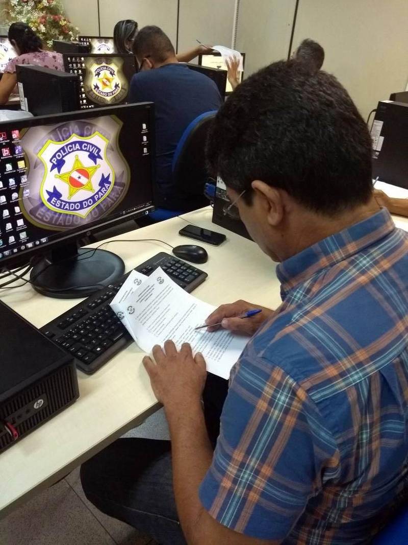A Polícia Civil formou nesta sexta-feira (27), a turma de 28 servidores públicos de prefeituras do interior do Pará. Todos vão atuar como identificadores civis e criminais, colocando em prática os conhecimentos sobre emissão de carteiras de identidade nos municípios onde trabalham e pesquisa de dados criminais de pessoas com passagem pela polícia. A conclusão do Treinamento de Identificador Civil e Criminal ocorreu com a entrega dos certificados, no auditório da Delegacia-Geral de Polícia Civil, em Belém. O treinamento, que teve três semanas de duração, é resultado de uma parceria entre a Academia da Polícia Civil (Acadepol) e a Diretoria de Identificação "Enéas Martins" (Didem).
FOTO: ASCOM / POLÍCIA CIVIL
DATA: 27.04.2018
BELÉM - PARÁ <div class='credito_fotos'>Foto: Ascom / Polícia Civil | <a href='/midias/2018/originais/fa3a915e-12a8-4a8a-a1a9-f241a8144e44.jpg' download><i class='fa-solid fa-download'></i> Download</a></div>
