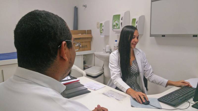 Segundo dados do Ministério da Saúde, 25% da população brasileira sofre de hipertensão, que tem seu dia lembrado nesta sexta-feira, 27, para alertar sobre a importância da prevenção dessa doença que é silenciosa e geralmente não apresenta sintomas. O casal Maria do Socorro, 59, e Luiz Filho, 69, faz parte dessa gama da sociedade atingida pela pressão alta, que ataca homens e mulheres de todas as camadas sociais e requer adoção de hábitos mais saudáveis como forma de prevenção mais efetiva. Referência estadual na assistência de usuários com obesidade e diabetes, que normalmente está associado à hipertensão, o Hospital Jean Bitar (HJB) aderiu à campanha nacional e promoveu a “Semana da Saúde”, de 23 a 27, levando informações e orientações sobre temas como: prevenção à hipertensão; qualidade de vida; autoestima; sono; obesidade; dor social; osteoartrite; prevenção de quedas. Colaboradores, usuários e seus acompanhantes, nas recepções de atendimentos, clínicas e setores do administrativo, participaram de palestras e receberam material educativo. Na foto, a endocrinologista Camila Abdon (d).
FOTO: ASCOM / HJB
DATA: 27.04.2018
BELÉM - PARÁ <div class='credito_fotos'>Foto: ASCOM HJB | <a href='/midias/2018/originais/fa3ac3d5-1cc4-42f7-bcc9-e3084c4724e2.jpg' download><i class='fa-solid fa-download'></i> Download</a></div>
