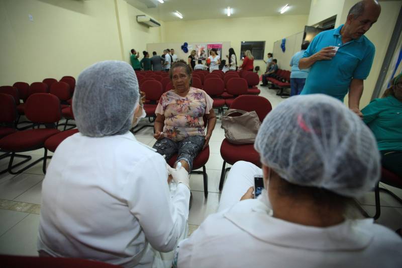 Nesta quarta-feira (2), a Secretaria de Assistência Social, Trabalho, Emprego e Renda (Seaster) realizou, na Casa do Trabalhador, uma ação de cidadania alusiva ao Dia do Trabalhador, celebrado ontem (1°). A programação contou com emissão de RG, encaminhamento para carteira de trabalho, intermediação de mão de obra através do SINE, testes rápidos de Hepatite C, atendimento médico com clínico geral, orientação jurídica e de contabilidade, cadastro e emissão de carteiras para artesãos, palestras e serviços de beleza. Iara Carvalho, de 22 anos, acordou cedo para participar da ação. Ela, que procura um emprego, foi encaminhada para a intermediação de mão de obra do SINE e aproveitou, também, para fazer um atendimento jurídico. “Fiquei sabendo da ação pela minha tia e vim participar. Conheço pessoas que conseguiram emprego pelo SINE e vim me cadastrar na torcida de conseguir um também. Espero já sair daqui com alguma entrevista marcada”, disse.
FOTO: MÁCIO FERREIRA / AG. PARÁ
DATA: 02.05.2018
BELÉM - PARÁ <div class='credito_fotos'>Foto: MÁCIO FERREIRA/ AG. PARÁ | <a href='/midias/2018/originais/fa464e7f-a866-4771-8514-fc58fb1c926d.jpg' download><i class='fa-solid fa-download'></i> Download</a></div>