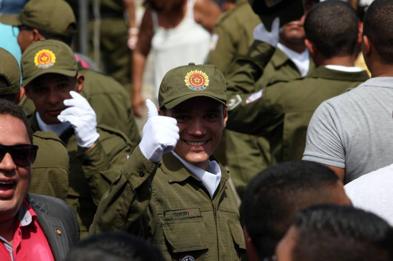 A cerimônia de formatura dos novos praças da Polícia Militar ocorreu na manhã desta segunda-feira (9), simultaneamente, em Belém e outros seis municípios paraenses: Santa Izabel, Castanhal, Barcarena, Capanema, Bragança e Tucuruí. Em Parauapebas, Marabá, Breves, Soure e Conceição do Araguaia, a formatura será celebrada na quinta-feira, dia 12. Na sexta-feira, dia 13, é a vez de Santarém, Altamira, Paragominas e Itaituba. O governador Simão Jatene presidiu a cerimônia de formatura no Portal da Amazônia, bairro da Cidade Velha, em Belém. Milhares de familiares dos formandos lotaram o espaço para entregar aos novos policiais militares seus diplomas de conclusão de curso.
FOTO: SIDNEY OLIVEIRA / AG. PARÁ
DATA: 09.07.2018
BELÉM - PARÁ <div class='credito_fotos'>Foto: Sidney Oliveira/Ag. Pará | <a href='/midias/2018/originais/fa47caf3-3404-4679-b7e0-367bebbfea0f.jpg' download><i class='fa-solid fa-download'></i> Download</a></div>