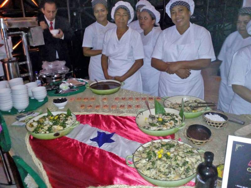 Os elementos da culinária e os sabores da gastronomia paraense chegam novamente a São Paulo, entre os dias 19 e 30 de junho. O Festival “Cozinha do Pará, A Obra-Prima da Amazônia” (foto) reunirá chefs paulistas e paraenses em cardápios elaborados especialmente para os dias de evento nos prestigiados restaurantes Micaela (19 e 20), Maní (21 e 22) e Capim Santo (27 a 30) deste mês. Os chefs Morena Leite, Ofir Oliveira, Helena Rizzo, Saulo Jennings, Fábio Vieira e Daniela Martins assinam as criações que aguçam o paladar dos clientes. O Festival “Cozinha do Pará, A Obra-Prima da Amazônia” também contará com a participação mais que especial de 12 boieiras do Ver-o-Peso, que, esta semana, estão fazendo estágio nas quatro unidades do restaurante Capim Santo. Elas também vão participar da festa de aniversário de 15 anos da revista Prazeres da Mesa, principal publicação do setor gastronômico no mercado nacional, que ocorre nesta segunda-feira (18), no Memorial da América Latina.
FOTO: ASCOM / SETUR
DATA: 18.06.2018
SÃO PAULO - SP <div class='credito_fotos'>Foto: ASCOM SETUR | <a href='/midias/2018/originais/fa5ce60b-011b-4296-861d-f2372f87f362.jpg' download><i class='fa-solid fa-download'></i> Download</a></div>