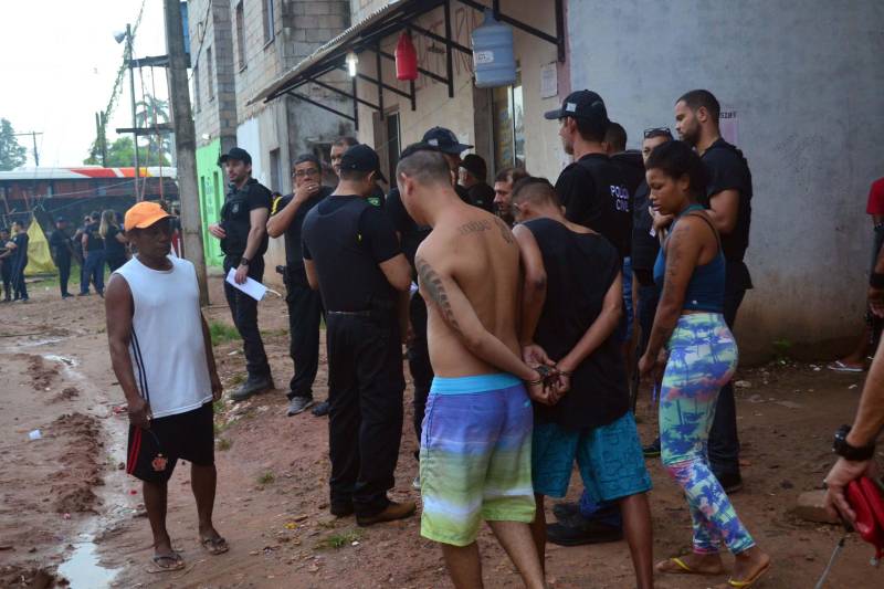 A Secretaria de Estado de Segurança Pública e Defesa Social (Segup) deflagrou nas primeiras horas da manhã desta quinta-feira (29), a operação Templários, que resultou na prisão de 10 pessoas e apreensão de mais de 300 petecas de cocaína, cerca de 500 gramas de pasta base de cocaína, aproximadamente 50 gramas de maconha (do tipo limãozinho) e um revólver calibre 38. O trabalho contou com o apoio das Polícias Civil e Militar.

FOTO: ELIELSON MODESTO/ASCOM SEGUP
DATA: 29.11.2018
ANANINDEUA-PARÁ <div class='credito_fotos'>Foto: Elielson Modesto / Ascom Segup   |   <a href='/midias/2018/originais/fa5da915-b4e4-49cf-ac74-4b3b7a44bb7b.jpg' download><i class='fa-solid fa-download'></i> Download</a></div>